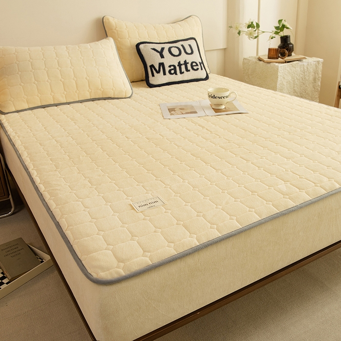 91家纺网 家纺一手货源 找家纺 眠博士 2025新款纯色简约牛奶绒夹棉床褥床笠系列-大床 牛奶绒夹棉床笠-鹅黄