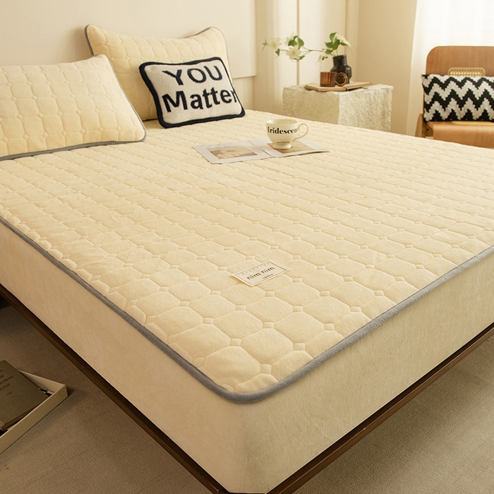 91家纺网 家纺一手货源 找家纺 眠博士 2025新款纯色简约牛奶绒夹棉床褥床笠系列-大床 牛奶绒夹棉床笠-鹅黄