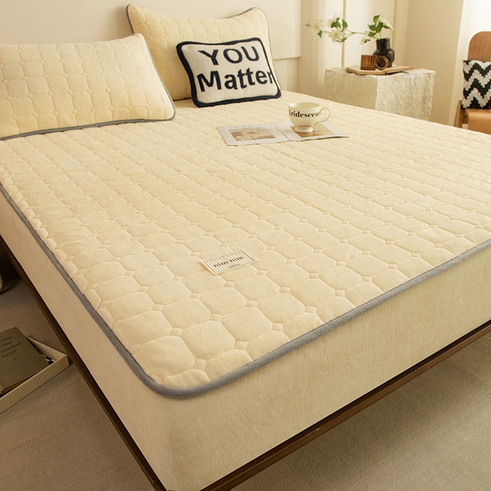 91家纺网 家纺一手货源 找家纺 眠博士 2025新款纯色简约牛奶绒夹棉床褥床笠系列-大床 牛奶绒夹棉床笠-鹅黄