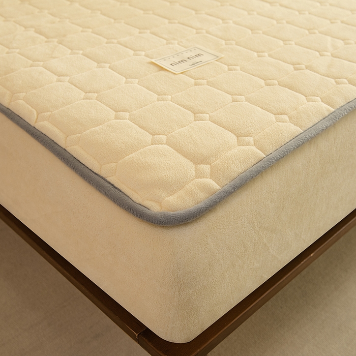 91家纺网 家纺一手货源 找家纺 眠博士 2025新款纯色简约牛奶绒夹棉床褥床笠系列-大床 牛奶绒夹棉床笠-鹅黄