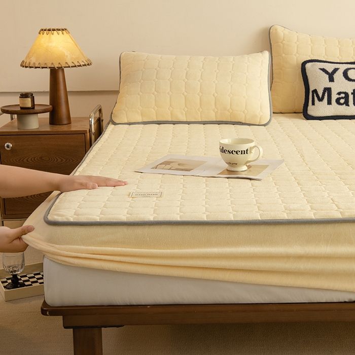 91家纺网 家纺一手货源 找家纺 眠博士 2025新款纯色简约牛奶绒夹棉床褥床笠系列-大床 牛奶绒夹棉床笠-鹅黄