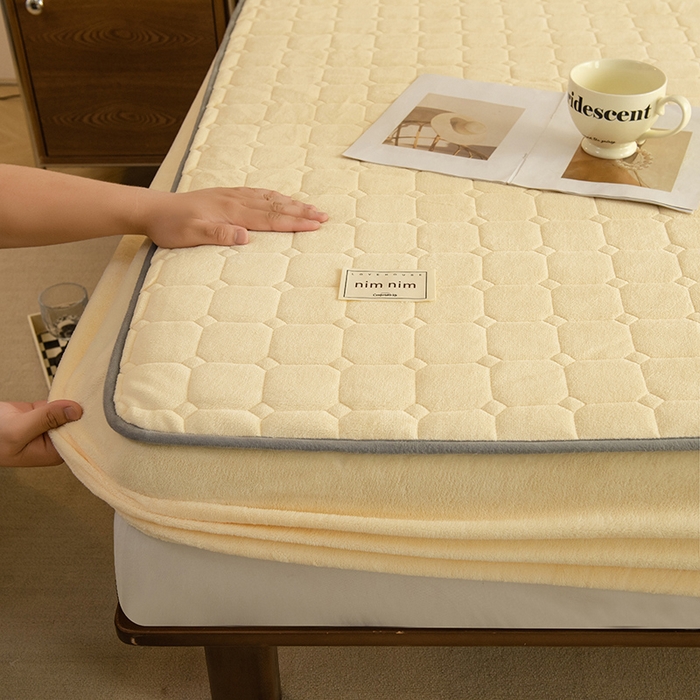 91家纺网 家纺一手货源 找家纺 眠博士 2025新款纯色简约牛奶绒夹棉床褥床笠系列-大床 牛奶绒夹棉床笠-鹅黄