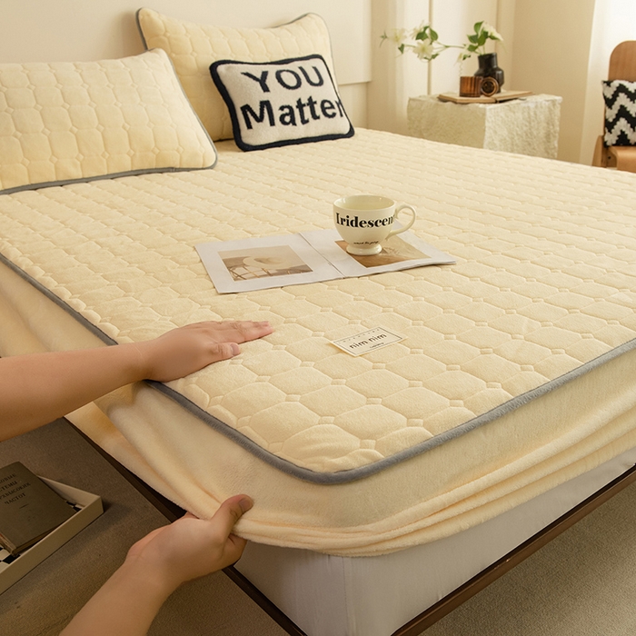 91家纺网 家纺一手货源 找家纺 眠博士 2025新款纯色简约牛奶绒夹棉床褥床笠系列-大床 牛奶绒夹棉床笠-鹅黄