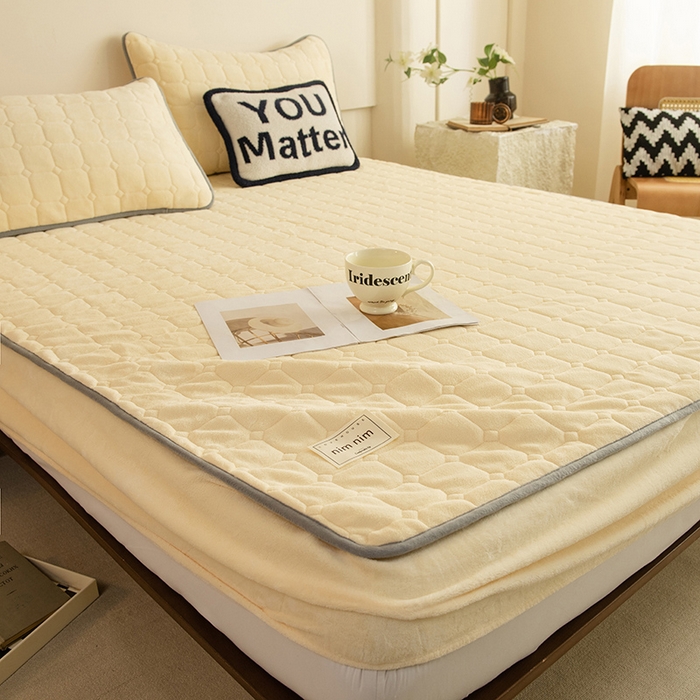 91家纺网 家纺一手货源 找家纺 眠博士 2025新款纯色简约牛奶绒夹棉床褥床笠系列-大床 牛奶绒夹棉床笠-鹅黄