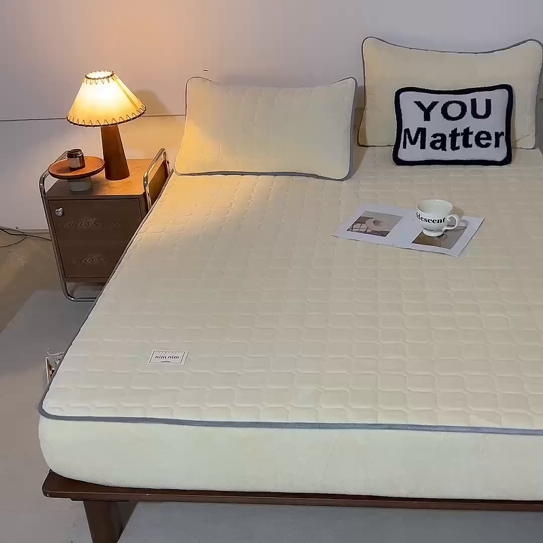 91家纺网 家纺一手货源 找家纺 眠博士 2025新款纯色简约牛奶绒夹棉床褥床笠系列-大床 牛奶绒夹棉床笠-鹅黄