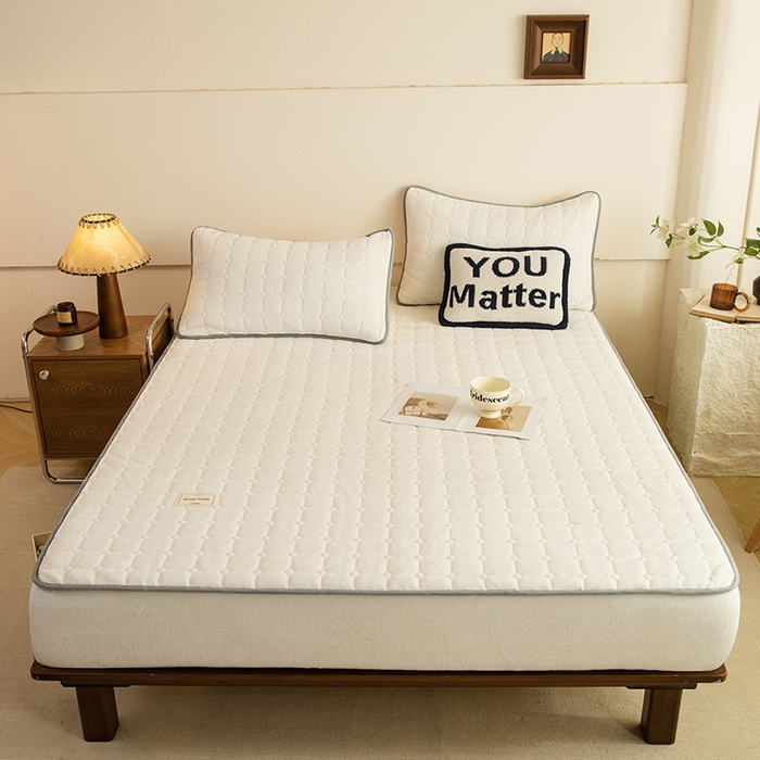 91家纺网 家纺一手货源 找家纺 眠博士 2025新款纯色简约牛奶绒夹棉床褥床笠系列-大床 牛奶绒夹棉床笠-奶白