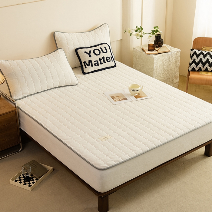 91家纺网 家纺一手货源 找家纺 眠博士 2025新款纯色简约牛奶绒夹棉床褥床笠系列-大床 牛奶绒夹棉床笠-奶白