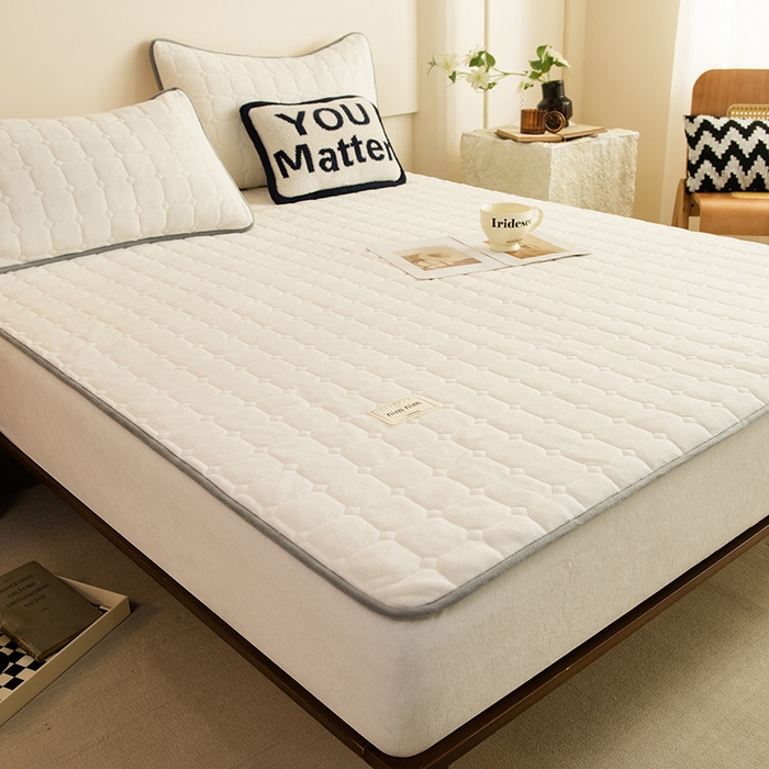 91家纺网 家纺一手货源 找家纺 眠博士 2025新款纯色简约牛奶绒夹棉床褥床笠系列-大床 牛奶绒夹棉床笠-奶白