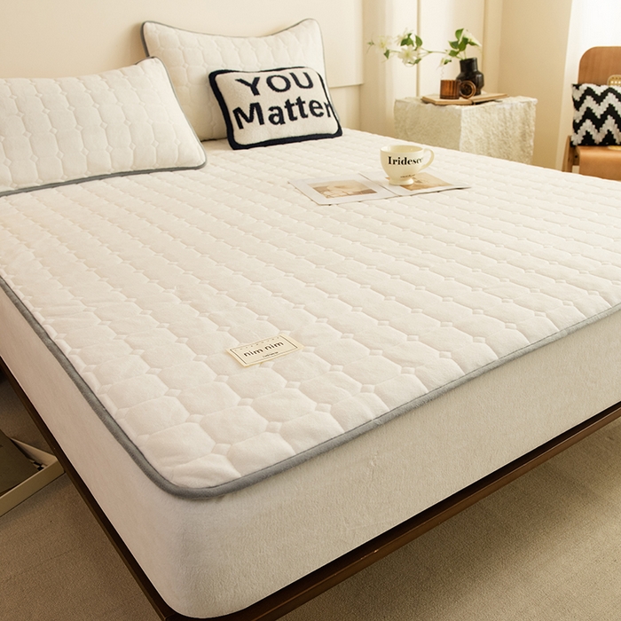 91家纺网 家纺一手货源 找家纺 眠博士 2025新款纯色简约牛奶绒夹棉床褥床笠系列-大床 牛奶绒夹棉床笠-奶白