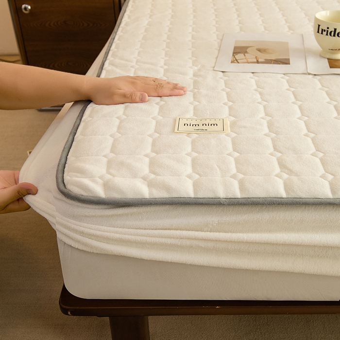 91家纺网 家纺一手货源 找家纺 眠博士 2025新款纯色简约牛奶绒夹棉床褥床笠系列-大床 牛奶绒夹棉床笠-奶白