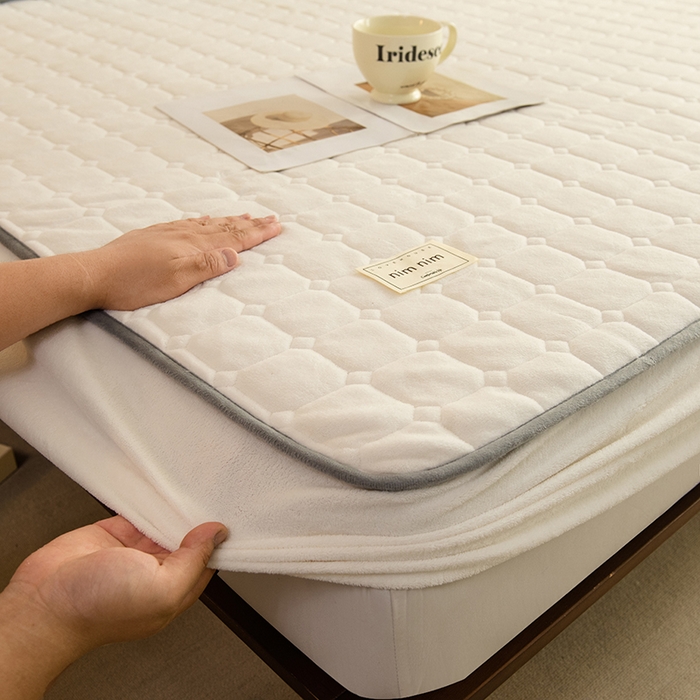 91家纺网 家纺一手货源 找家纺 眠博士 2025新款纯色简约牛奶绒夹棉床褥床笠系列-大床 牛奶绒夹棉床笠-奶白