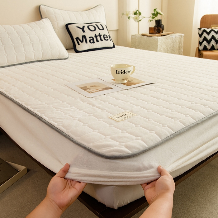 91家纺网 家纺一手货源 找家纺 眠博士 2025新款纯色简约牛奶绒夹棉床褥床笠系列-大床 牛奶绒夹棉床笠-奶白