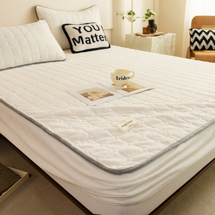 91家纺网 家纺一手货源 找家纺 眠博士 2025新款纯色简约牛奶绒夹棉床褥床笠系列-大床 牛奶绒夹棉床笠-奶白