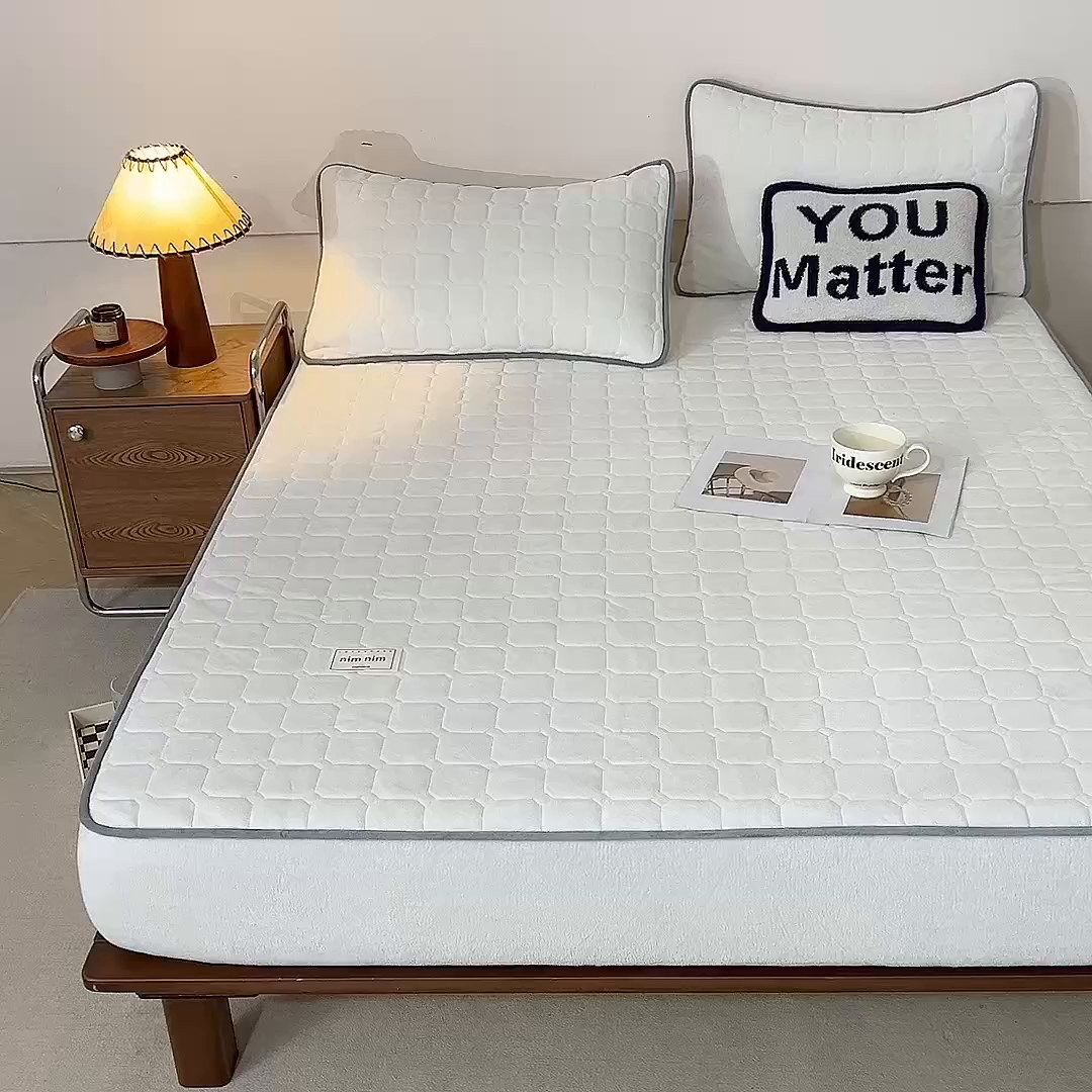 91家纺网 家纺一手货源 找家纺 眠博士 2025新款纯色简约牛奶绒夹棉床褥床笠系列-大床 牛奶绒夹棉床笠-奶白