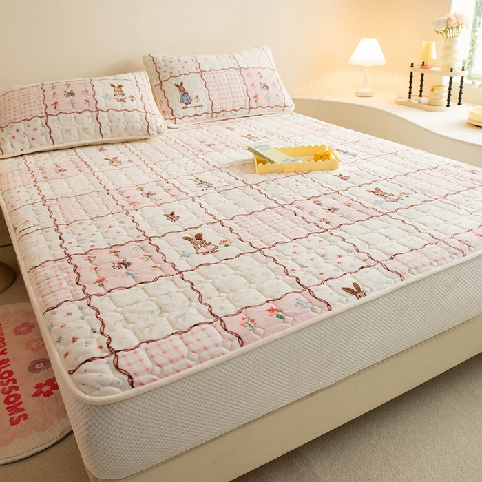 91家纺网 家纺一手货源 找家纺 眠博士 2025新款纯色简约牛奶绒夹棉床褥床笠系列-大床 牛奶绒夹棉床笠-方格兔