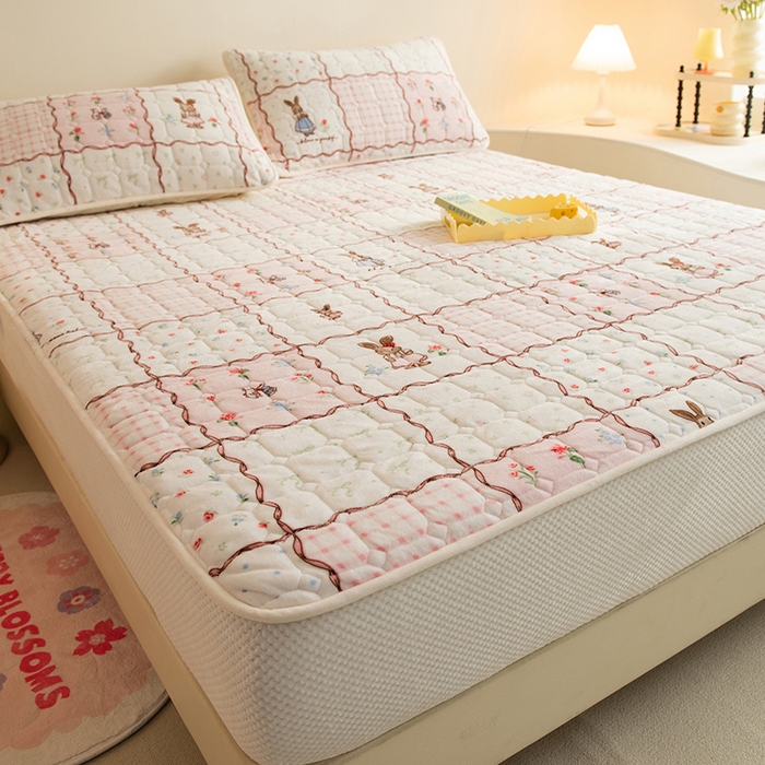 91家纺网 家纺一手货源 找家纺 眠博士 2025新款纯色简约牛奶绒夹棉床褥床笠系列-大床 牛奶绒夹棉床笠-方格兔