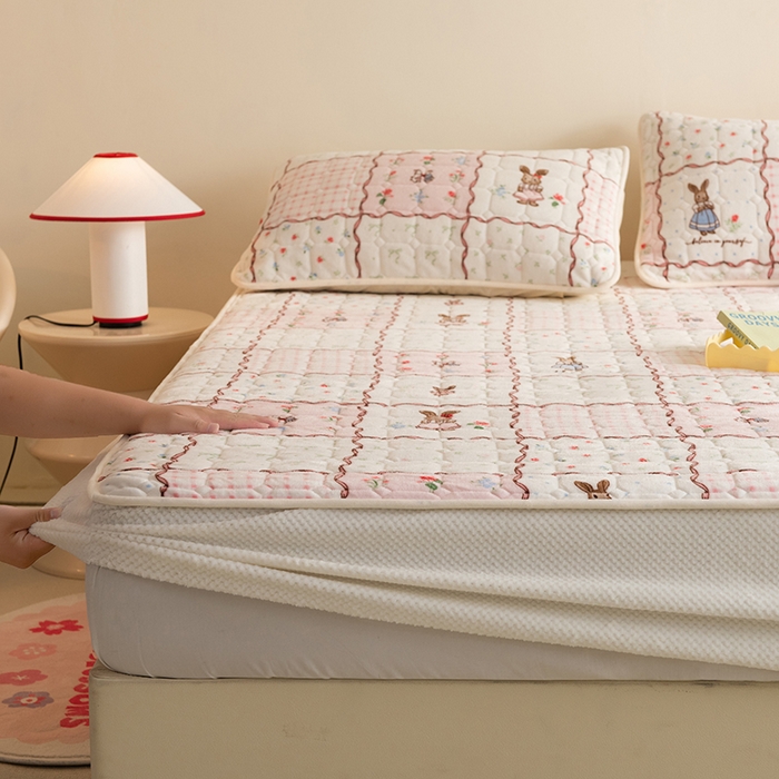 91家纺网 家纺一手货源 找家纺 眠博士 2025新款纯色简约牛奶绒夹棉床褥床笠系列-大床 牛奶绒夹棉床笠-方格兔