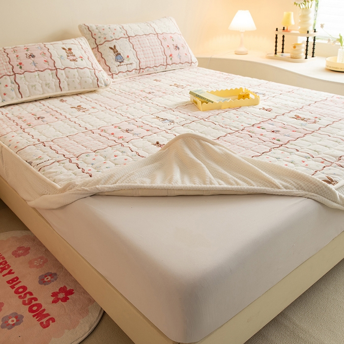 91家纺网 家纺一手货源 找家纺 眠博士 2025新款纯色简约牛奶绒夹棉床褥床笠系列-大床 牛奶绒夹棉床笠-方格兔