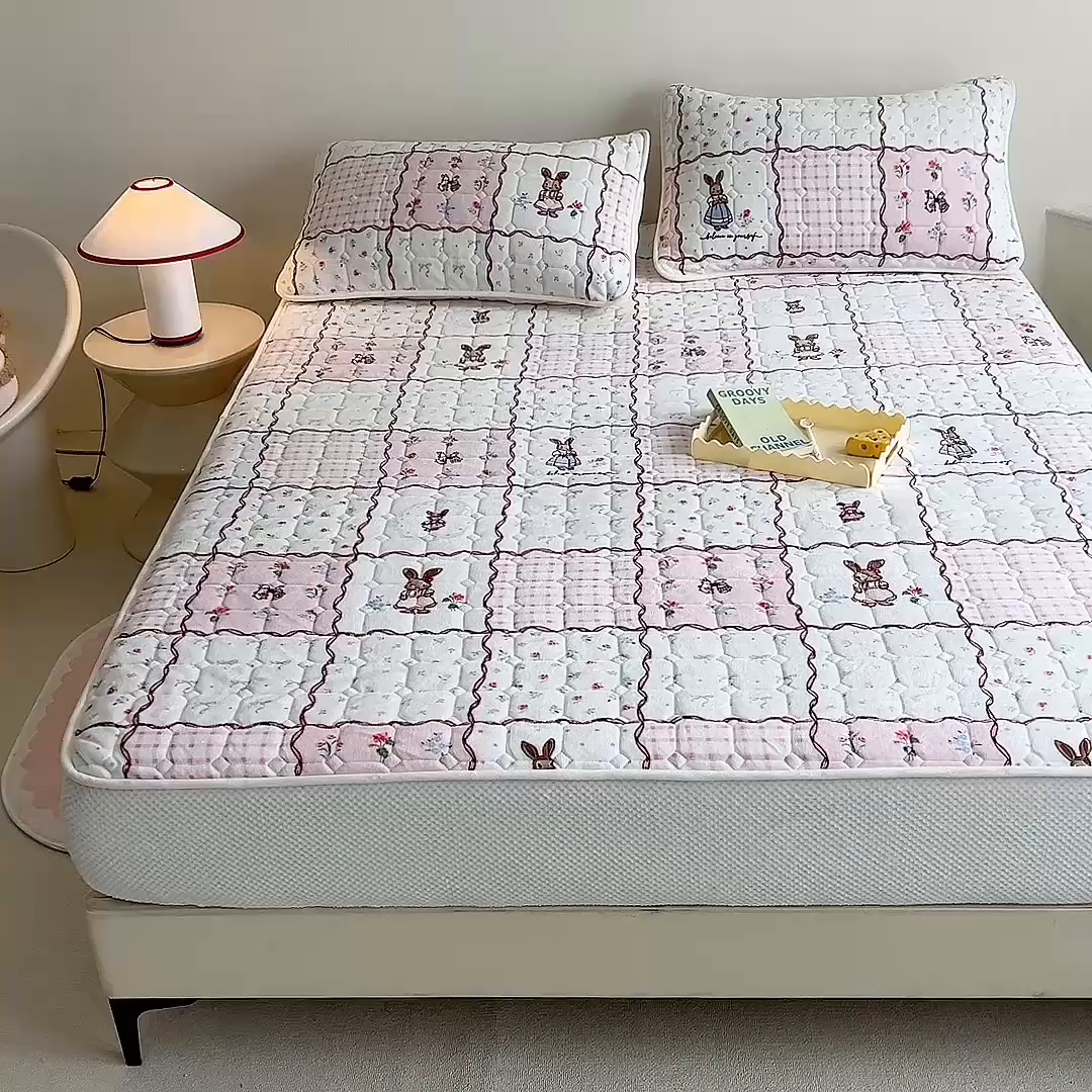 91家纺网 家纺一手货源 找家纺 眠博士 2025新款纯色简约牛奶绒夹棉床褥床笠系列-大床 牛奶绒夹棉床笠-方格兔