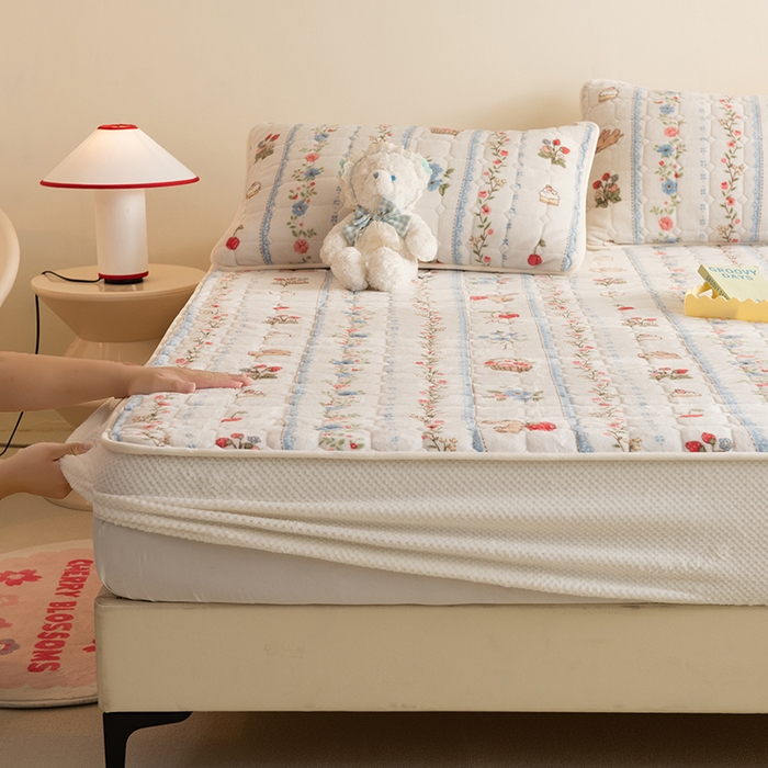 91家纺网 家纺一手货源 找家纺 眠博士 2025新款纯色简约牛奶绒夹棉床褥床笠系列-大床 牛奶绒夹棉床笠-恋恋画语