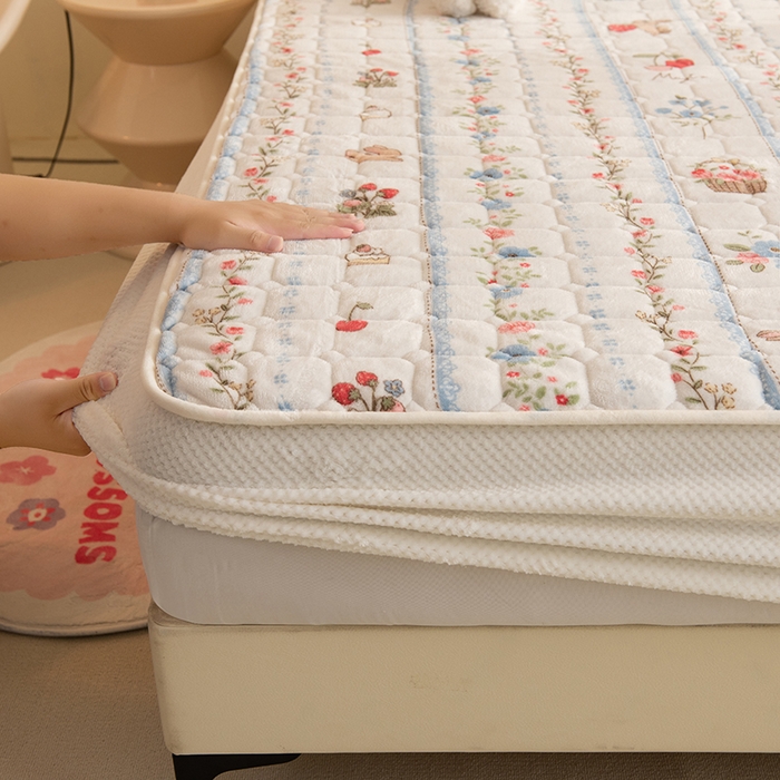 91家纺网 家纺一手货源 找家纺 眠博士 2025新款纯色简约牛奶绒夹棉床褥床笠系列-大床 牛奶绒夹棉床笠-恋恋画语