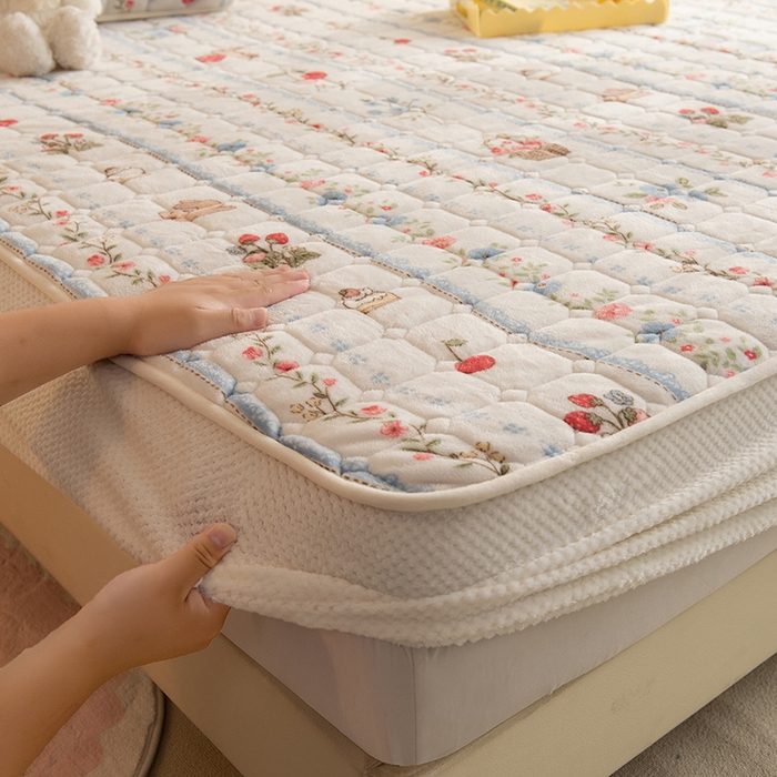 91家纺网 家纺一手货源 找家纺 眠博士 2025新款纯色简约牛奶绒夹棉床褥床笠系列-大床 牛奶绒夹棉床笠-恋恋画语