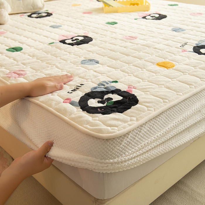 91家纺网 家纺一手货源 找家纺 眠博士 2025新款纯色简约牛奶绒夹棉床褥床笠系列-大床 牛奶绒夹棉床笠-莓烦恼