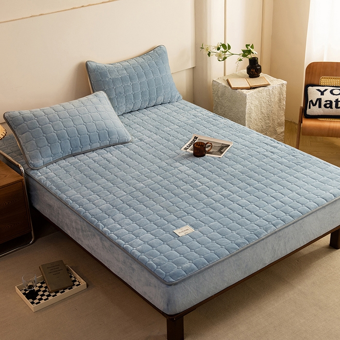 91家纺网 家纺一手货源 找家纺 眠博士 2025新款纯色简约牛奶绒夹棉床褥床笠系列-大床 牛奶绒夹棉床笠-雾霾蓝