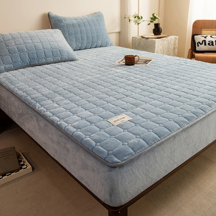 91家纺网 家纺一手货源 找家纺 眠博士 2025新款纯色简约牛奶绒夹棉床褥床笠系列-大床 牛奶绒夹棉床笠-雾霾蓝