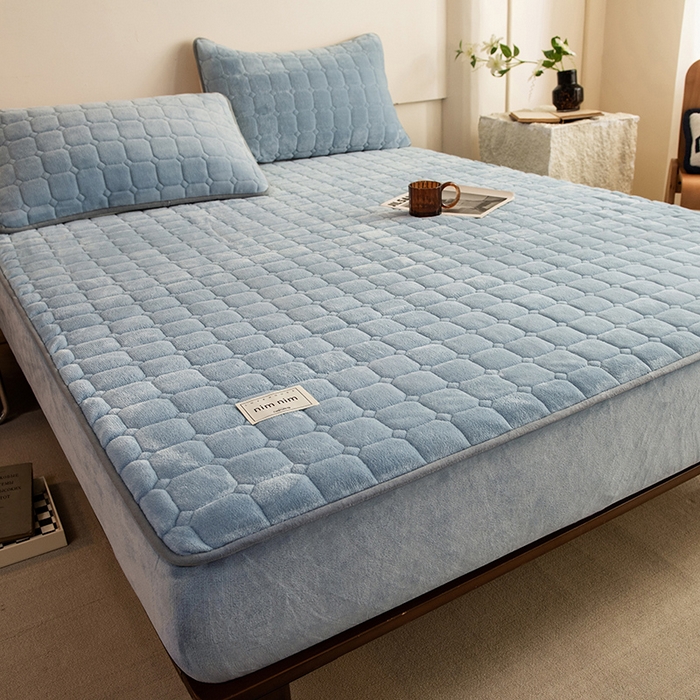 91家纺网 家纺一手货源 找家纺 眠博士 2025新款纯色简约牛奶绒夹棉床褥床笠系列-大床 牛奶绒夹棉床笠-雾霾蓝