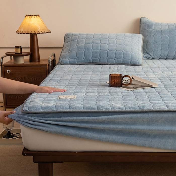 91家纺网 家纺一手货源 找家纺 眠博士 2025新款纯色简约牛奶绒夹棉床褥床笠系列-大床 牛奶绒夹棉床笠-雾霾蓝