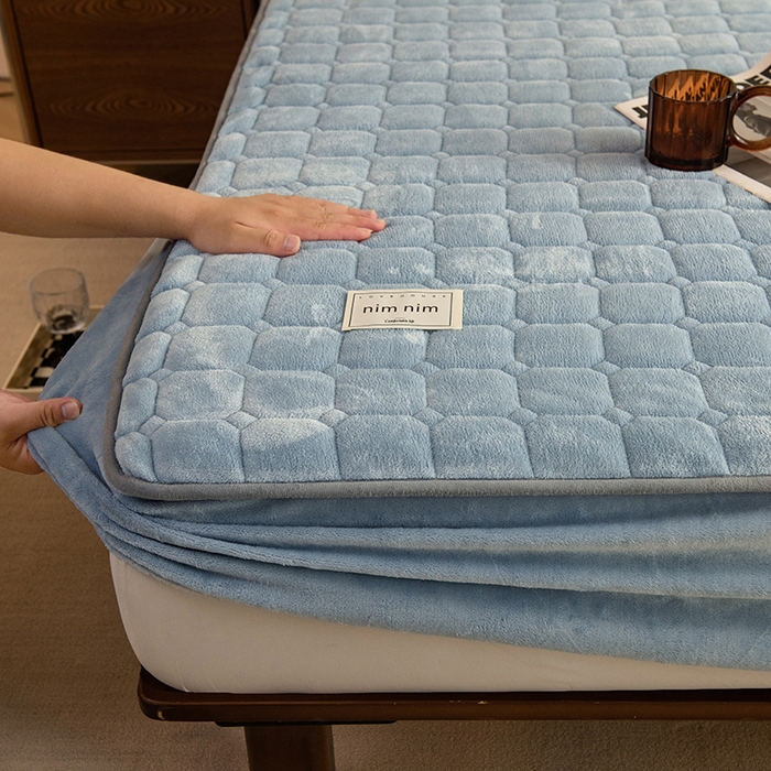 91家纺网 家纺一手货源 找家纺 眠博士 2025新款纯色简约牛奶绒夹棉床褥床笠系列-大床 牛奶绒夹棉床笠-雾霾蓝