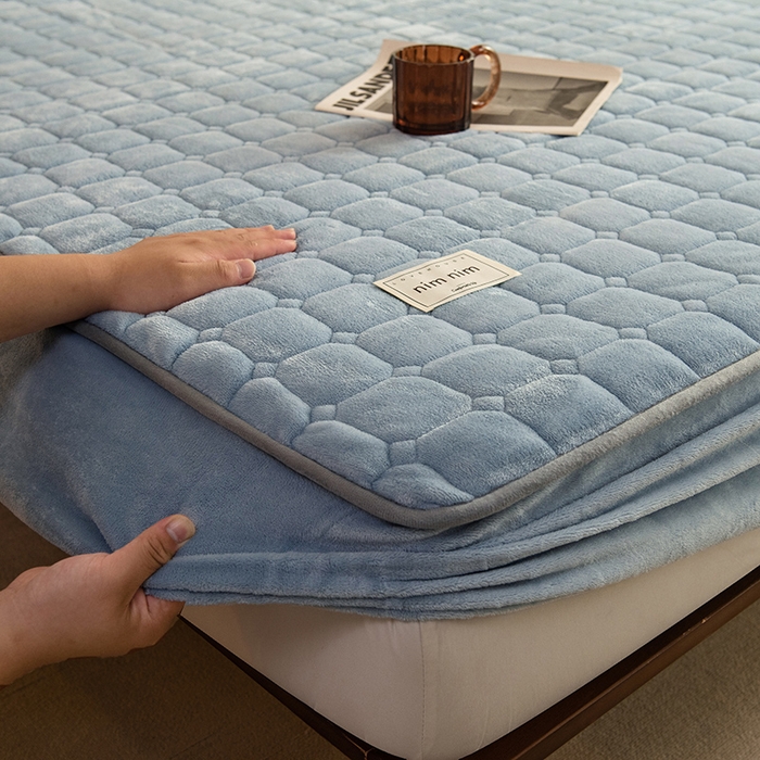 91家纺网 家纺一手货源 找家纺 眠博士 2025新款纯色简约牛奶绒夹棉床褥床笠系列-大床 牛奶绒夹棉床笠-雾霾蓝