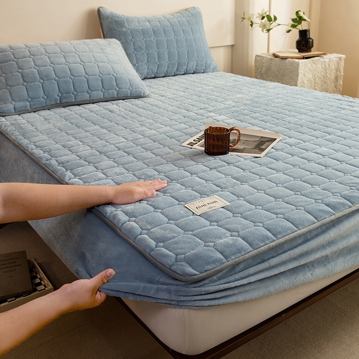 91家纺网 家纺一手货源 找家纺 眠博士 2025新款纯色简约牛奶绒夹棉床褥床笠系列-大床 牛奶绒夹棉床笠-雾霾蓝