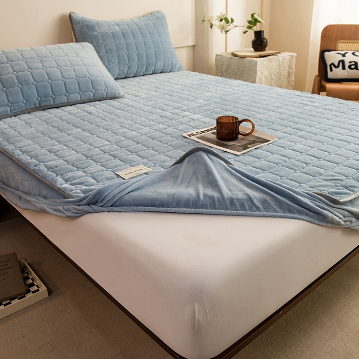 91家纺网 家纺一手货源 找家纺 眠博士 2025新款纯色简约牛奶绒夹棉床褥床笠系列-大床 牛奶绒夹棉床笠-雾霾蓝