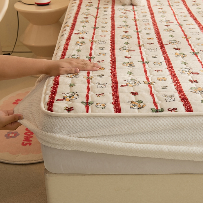 91家纺网 家纺一手货源 找家纺 眠博士 2025新款纯色简约牛奶绒夹棉床褥床笠系列-大床 牛奶绒夹棉床笠-幸福小猫