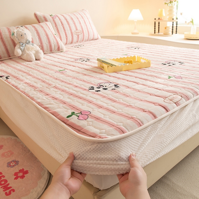 91家纺网 家纺一手货源 找家纺 眠博士 2025新款纯色简约牛奶绒夹棉床褥床笠系列-大床 牛奶绒夹棉床笠-音乐猫咪