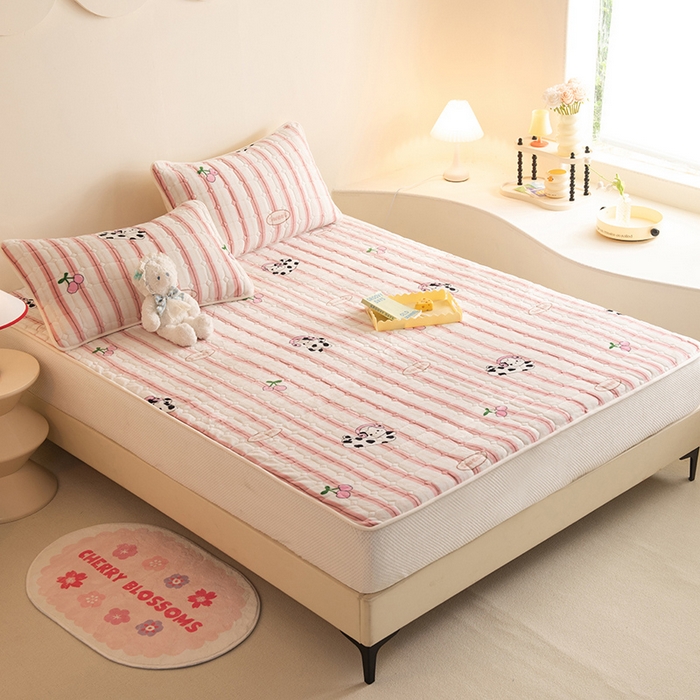 91家纺网 家纺一手货源 找家纺 眠博士 2025新款纯色简约牛奶绒夹棉床褥床笠系列-大床 牛奶绒夹棉床笠-音乐猫咪