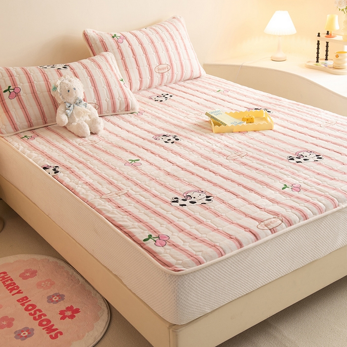 91家纺网 家纺一手货源 找家纺 眠博士 2025新款纯色简约牛奶绒夹棉床褥床笠系列-大床 牛奶绒夹棉床笠-音乐猫咪