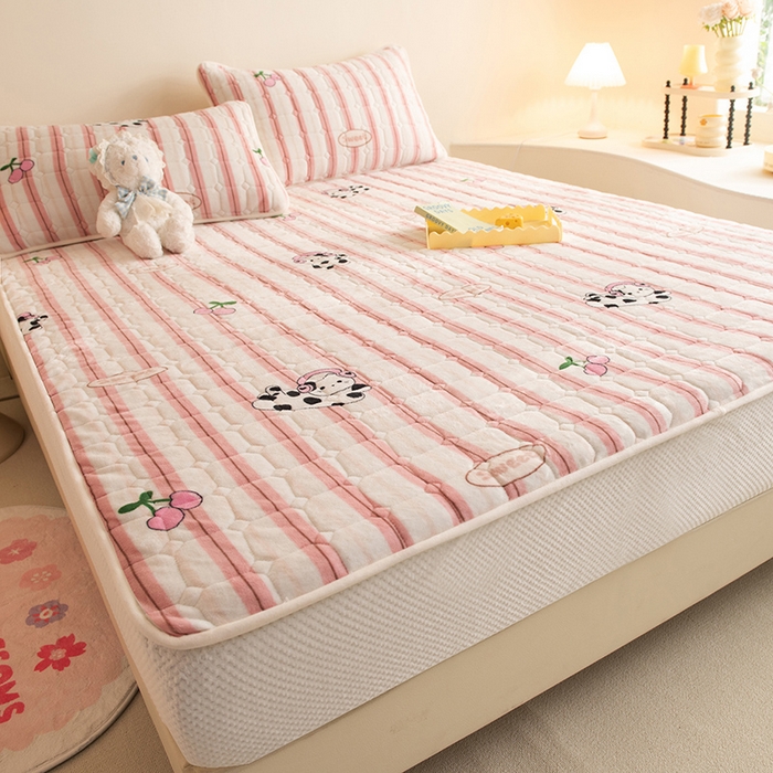 91家纺网 家纺一手货源 找家纺 眠博士 2025新款纯色简约牛奶绒夹棉床褥床笠系列-大床 牛奶绒夹棉床笠-音乐猫咪