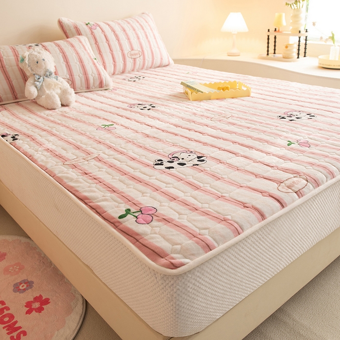 91家纺网 家纺一手货源 找家纺 眠博士 2025新款纯色简约牛奶绒夹棉床褥床笠系列-大床 牛奶绒夹棉床笠-音乐猫咪