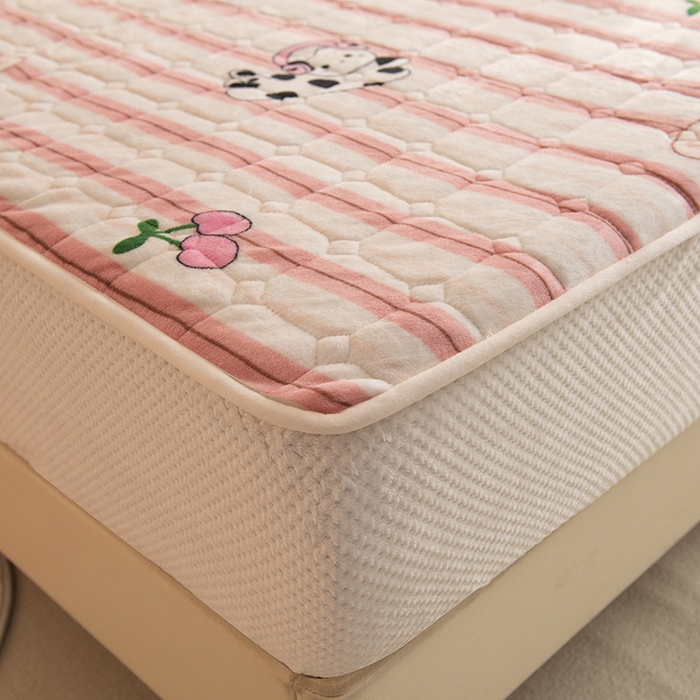 91家纺网 家纺一手货源 找家纺 眠博士 2025新款纯色简约牛奶绒夹棉床褥床笠系列-大床 牛奶绒夹棉床笠-音乐猫咪