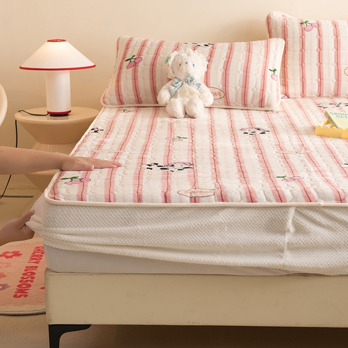 91家纺网 家纺一手货源 找家纺 眠博士 2025新款纯色简约牛奶绒夹棉床褥床笠系列-大床 牛奶绒夹棉床笠-音乐猫咪