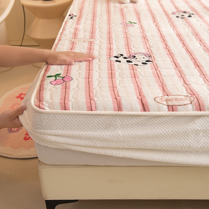 91家纺网 家纺一手货源 找家纺 眠博士 2025新款纯色简约牛奶绒夹棉床褥床笠系列-大床 牛奶绒夹棉床笠-音乐猫咪