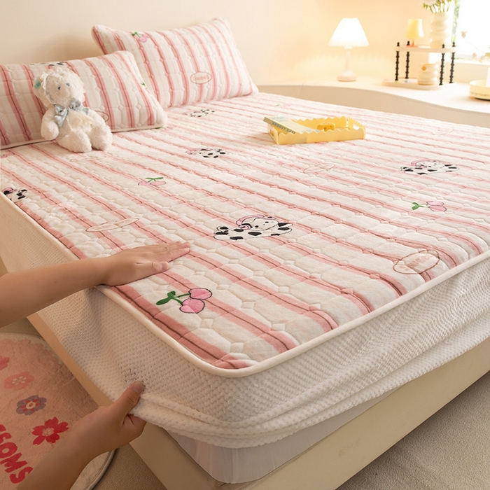 91家纺网 家纺一手货源 找家纺 眠博士 2025新款纯色简约牛奶绒夹棉床褥床笠系列-大床 牛奶绒夹棉床笠-音乐猫咪