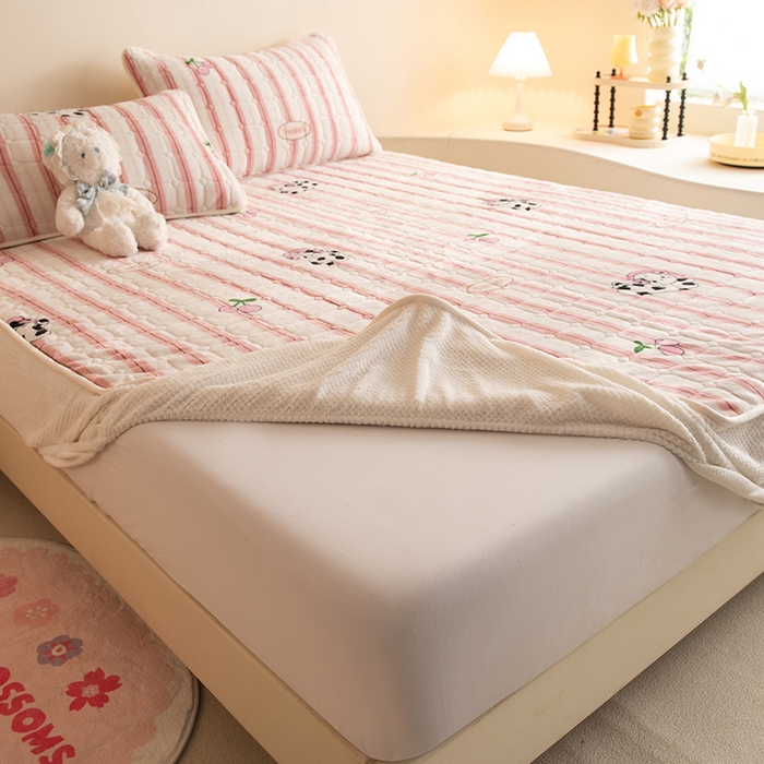 91家纺网 家纺一手货源 找家纺 眠博士 2025新款纯色简约牛奶绒夹棉床褥床笠系列-大床 牛奶绒夹棉床笠-音乐猫咪