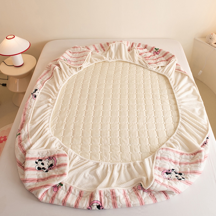 91家纺网 家纺一手货源 找家纺 眠博士 2025新款纯色简约牛奶绒夹棉床褥床笠系列-大床 牛奶绒夹棉床笠-音乐猫咪