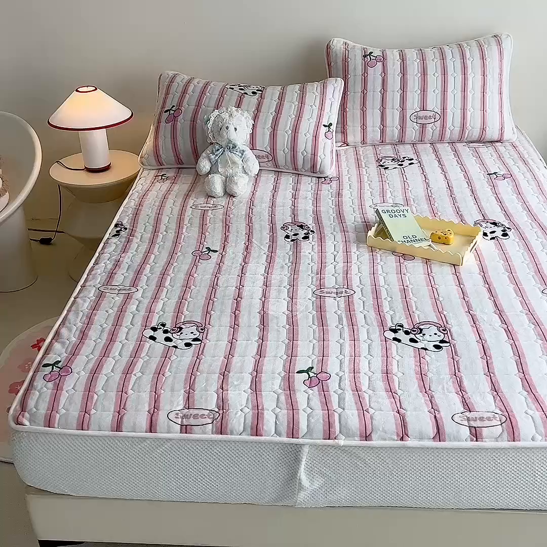 91家纺网 家纺一手货源 找家纺 眠博士 2025新款纯色简约牛奶绒夹棉床褥床笠系列-大床 牛奶绒夹棉床笠-音乐猫咪