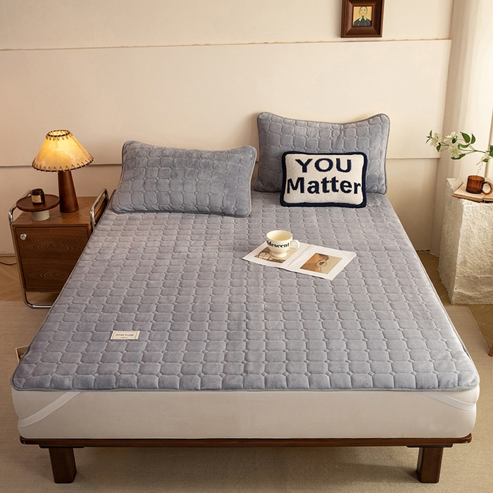 91家纺网 家纺一手货源 找家纺 眠博士 2025新款纯色简约牛奶绒夹棉床褥床笠系列-大床 牛奶绒夹棉床褥-浅灰