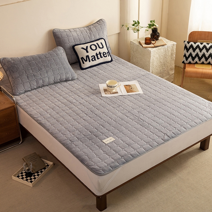 91家纺网 家纺一手货源 找家纺 眠博士 2025新款纯色简约牛奶绒夹棉床褥床笠系列-大床 牛奶绒夹棉床褥-浅灰